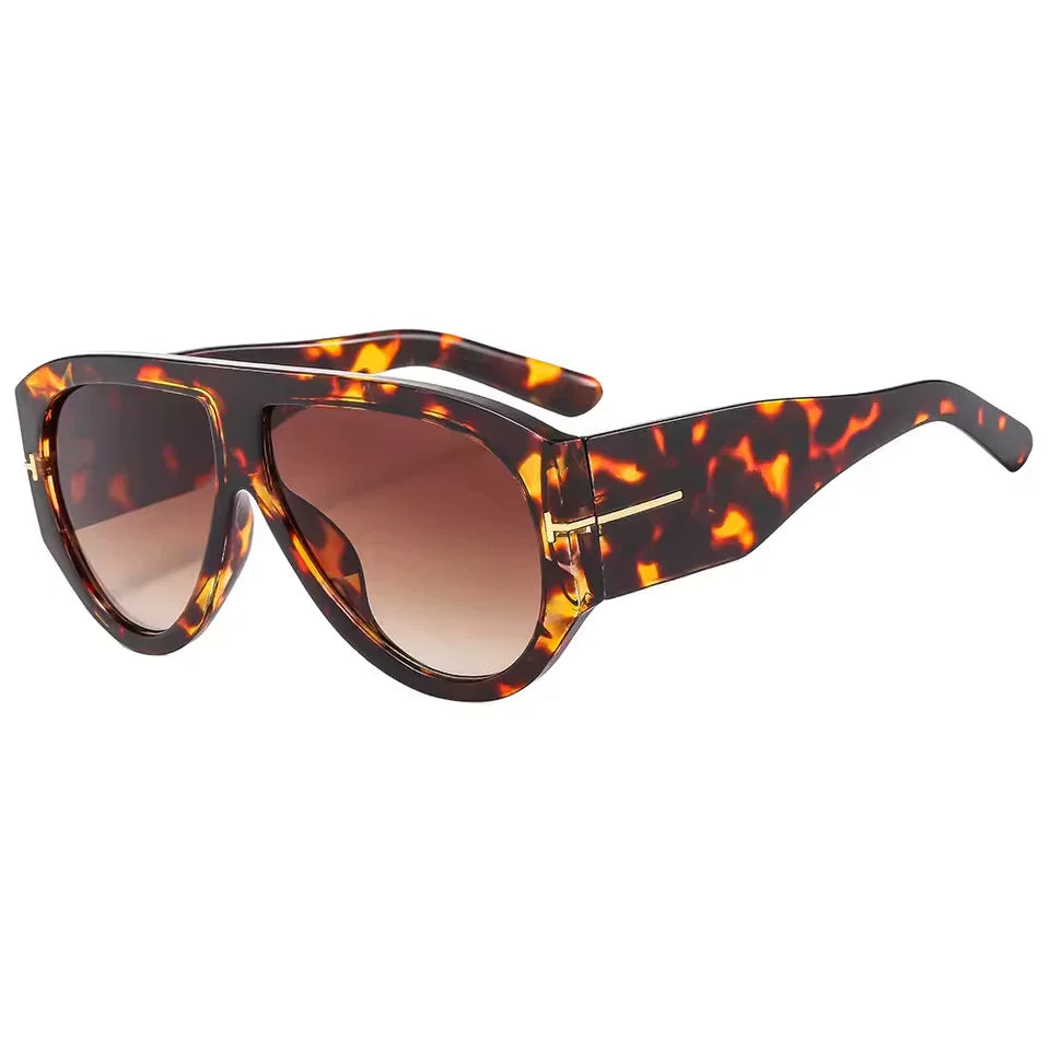 Os óculos de sol Eyvon combinam proteção UV, estilo marcante e conforto absoluto para te acompanhar sob qualquer sol.