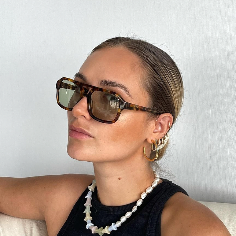 Os óculos de sol Eyvon combinam proteção UV, estilo marcante e conforto absoluto para te acompanhar sob qualquer sol.