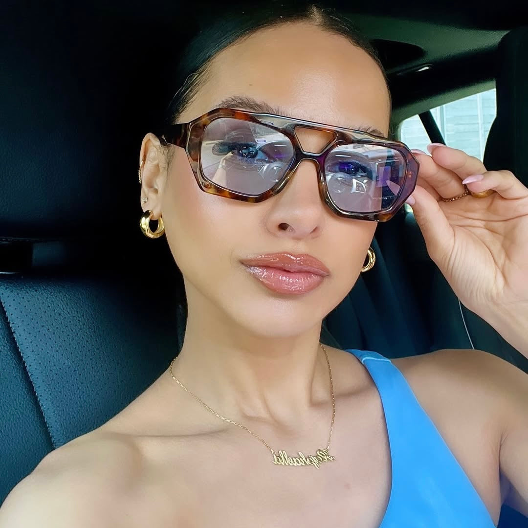 Os óculos de sol Eyvon combinam proteção UV, estilo marcante e conforto absoluto para te acompanhar sob qualquer sol.