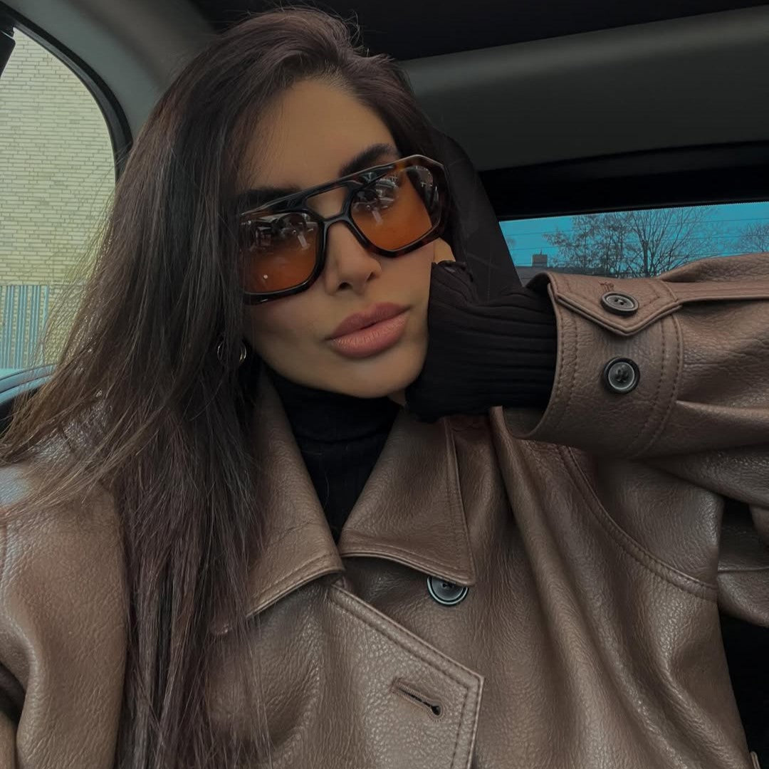 Os óculos de sol Eyvon combinam proteção UV, estilo marcante e conforto absoluto para te acompanhar sob qualquer sol.